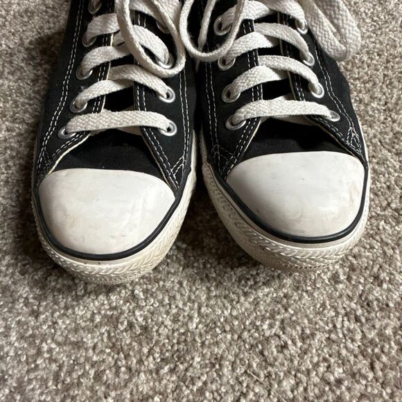 Converse Chuck Taylor Low Tops Size 8 - Picture 2 of 6